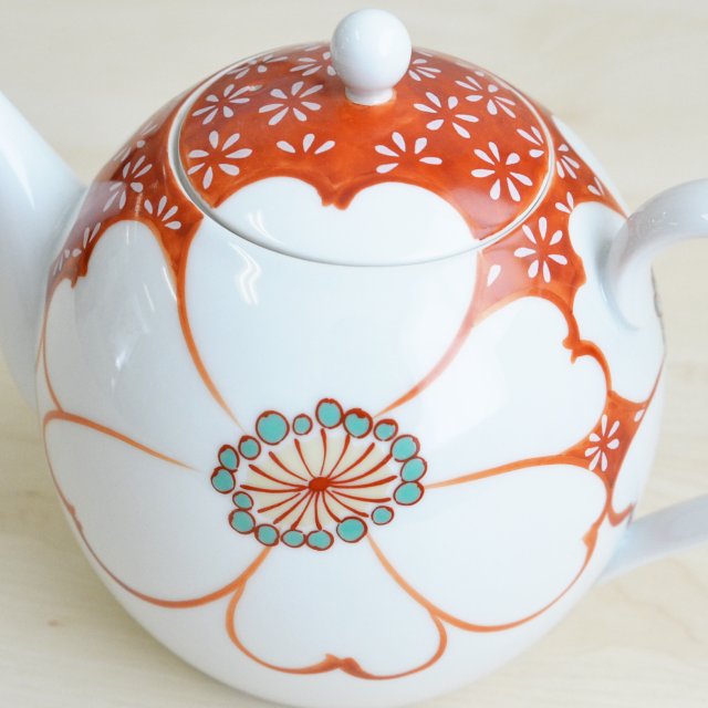 ポットに描かれた大胆なデザインの山茶花です。手描きのぬくもりのあるデザインです。
