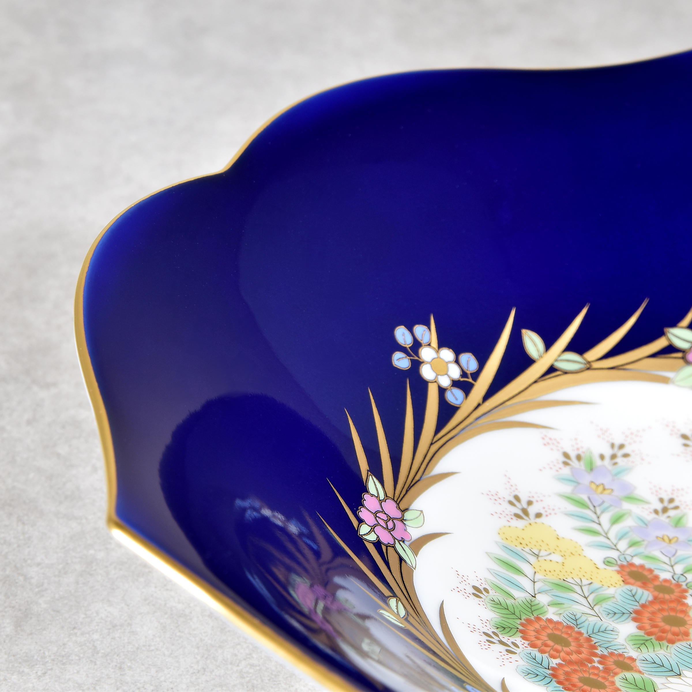 ロイヤルブルーともいわれる香蘭社の瑠璃色がとても美しいです。