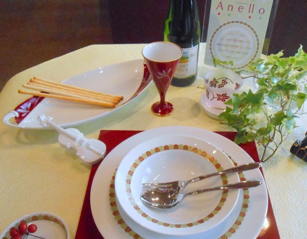 ベネチアンレッドが美しく、テーブルが華やかになりますね