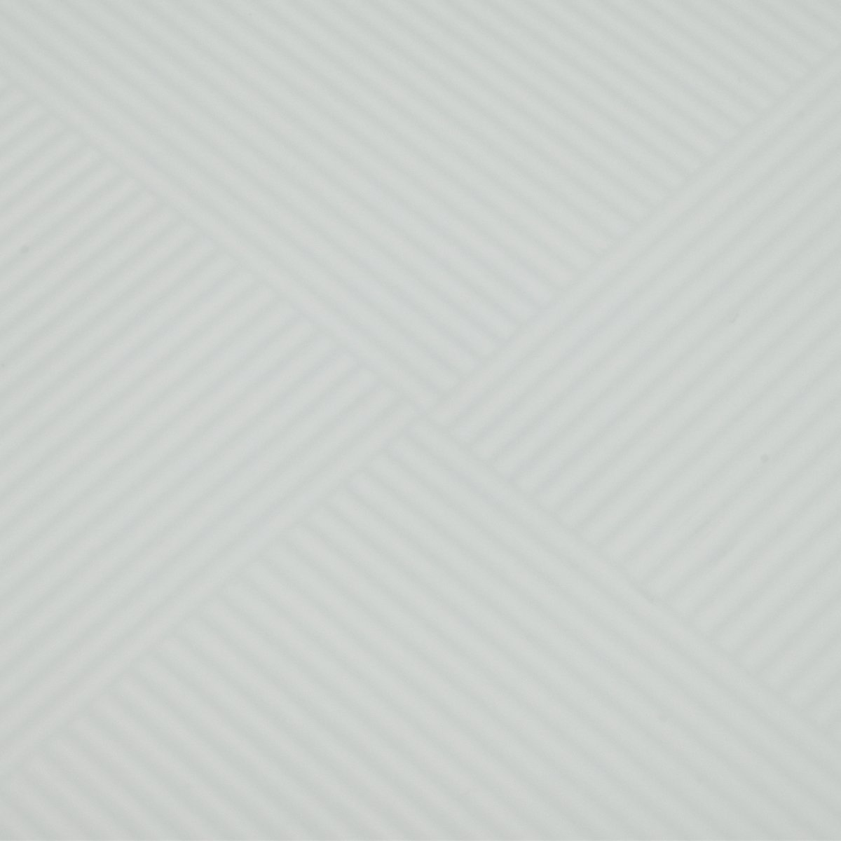 心地よいリズムを刻むように、規則的に彫られれたレリーフがあります。レリーフ部は薄い爽やかなブルーでシンプルさが食材を邪魔せずよりいっそうお料理が美味しく見えます。フライ、ソテー、オードブルなど盛り付けて食卓の中央で大活躍するお皿です。お皿が広いのでワンプレートでお使い頂くのも良いですね!