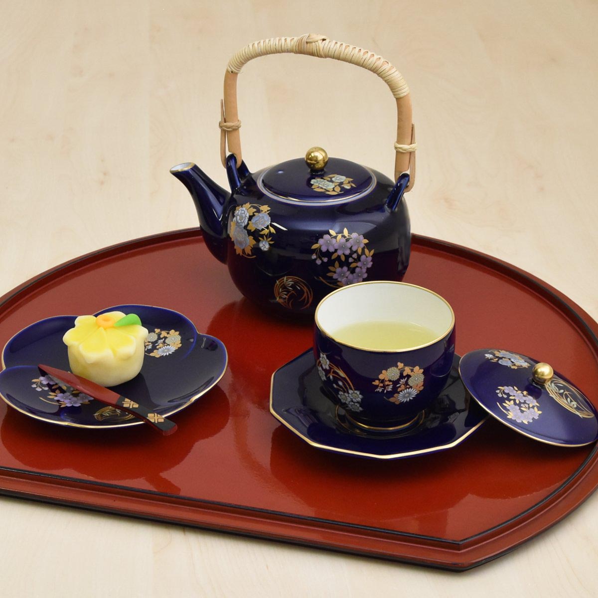 おそろいの小皿（別売り）に和菓子をのせてお茶の時間を楽しんでいただけます。茶托も別売りです。