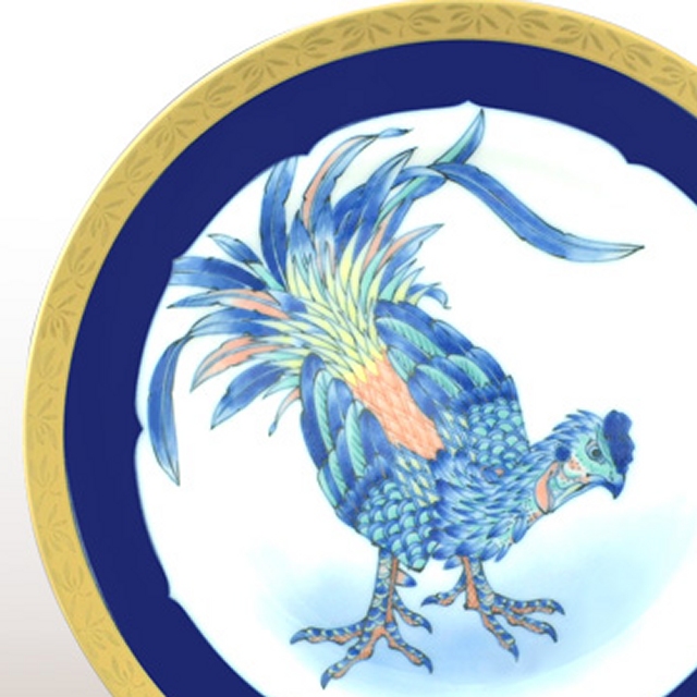 緻密に豪快な力強い闘鶏の姿が色鮮やかに表現されています。縁は豪華に盛り金で香蘭社の蘭のマークがデザインされています。