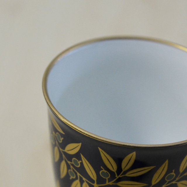 カップの縁は金線がまかれとても豪華です。内側は真っ白ですのでお飲み物の色を楽しんでいただけます。