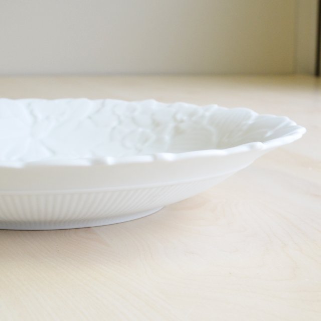 お皿の縁はなだらかに立ち上がっています。お皿の縁はまん丸ではなくデザインの花びらの形にカットされています。