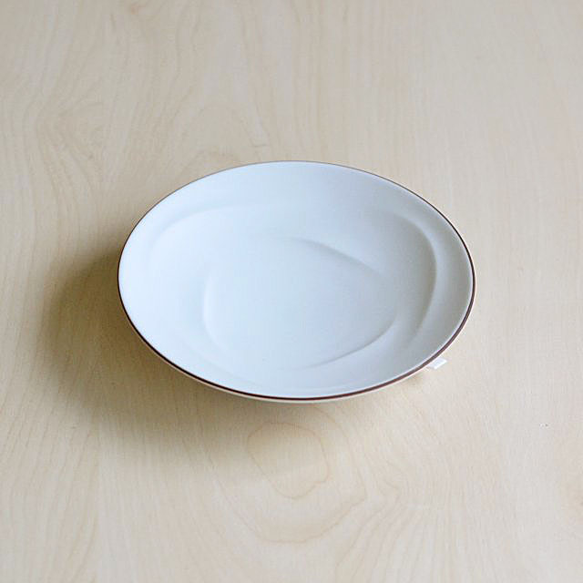 渦（小）のデザインです。お皿の縁には茶色のラインが引かれていて落ち着いた雰囲気です。