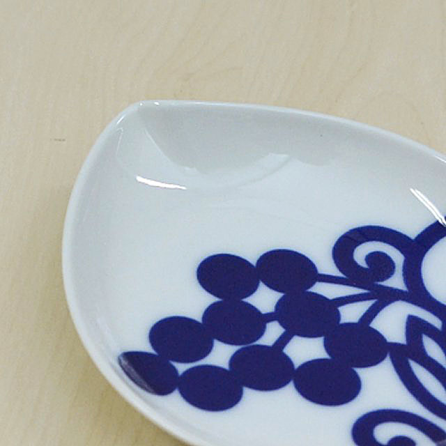 お皿の左側は少しとがっています。まん丸ではなく、葉っぱの様な形が　かわいいです。