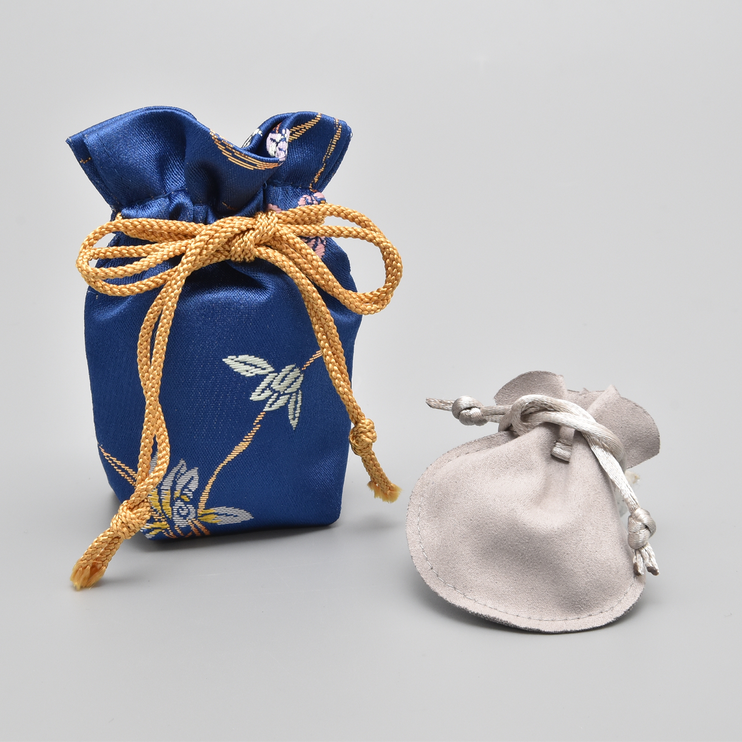 お骨を入れる白い袋と骨壺を入れるブルーの化粧袋（蘭のデザイン）がついています。
※付属はオンランショップのみとなります。