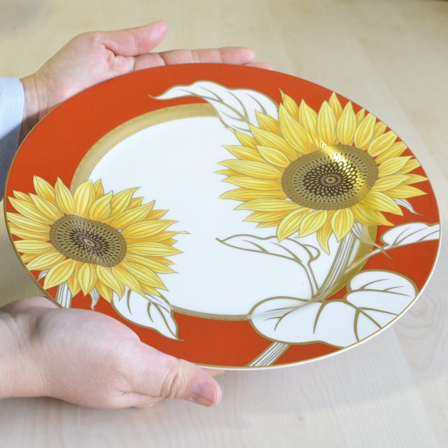 元気の出るようなデザインですね。夏のテーブルコーディネートに使いたいお皿です。