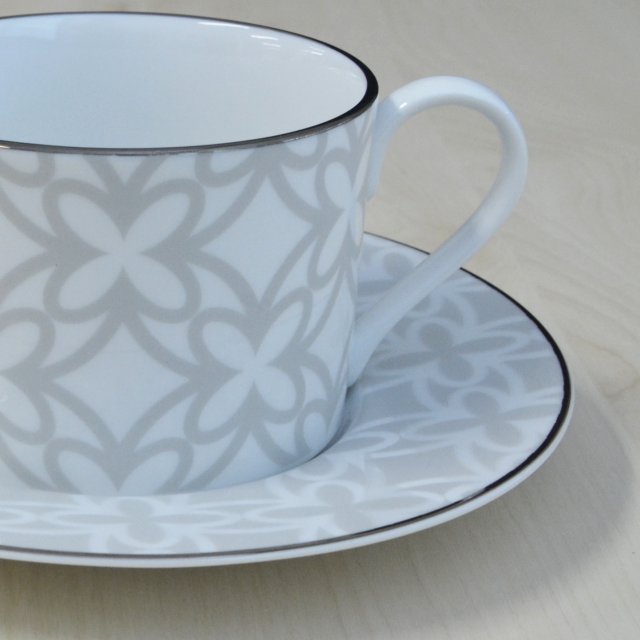 カップがソーサーのくぼみにすっぽり入り安定した形状は、お客様へお茶をお出しするときなどに、がたつきが少なく安心してお配りできますね。