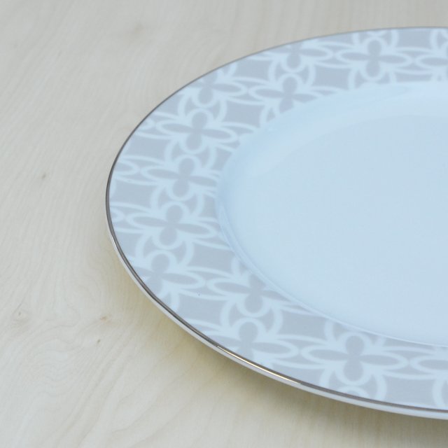 お皿の縁はプラチナ線があり美しく輝きます。リム部は4センチ程あります。内側の白い部分は少しくぼんでおり　径が18センチ程あります。