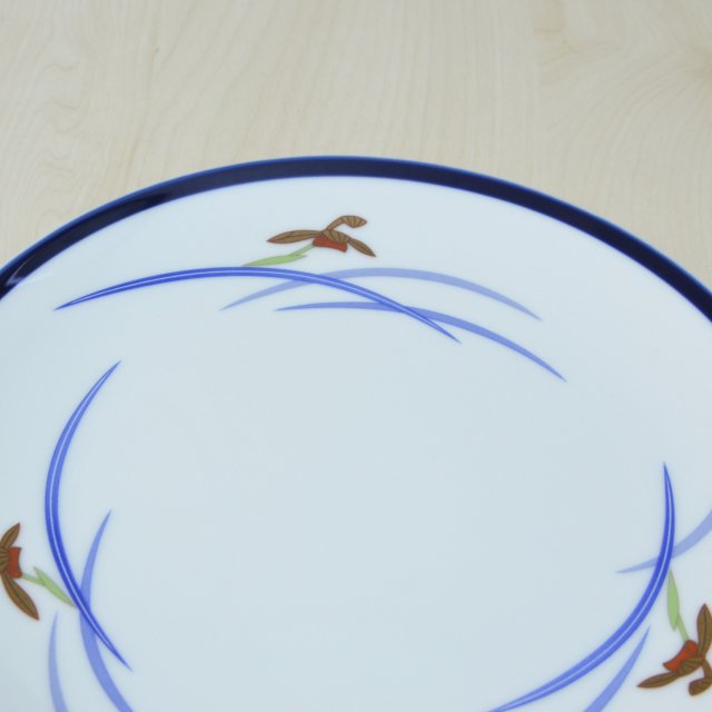 デザインのアップです。のびやかな蘭が美しいです。縁のルリボーダーがお皿全体をすっきりした印象にしています。