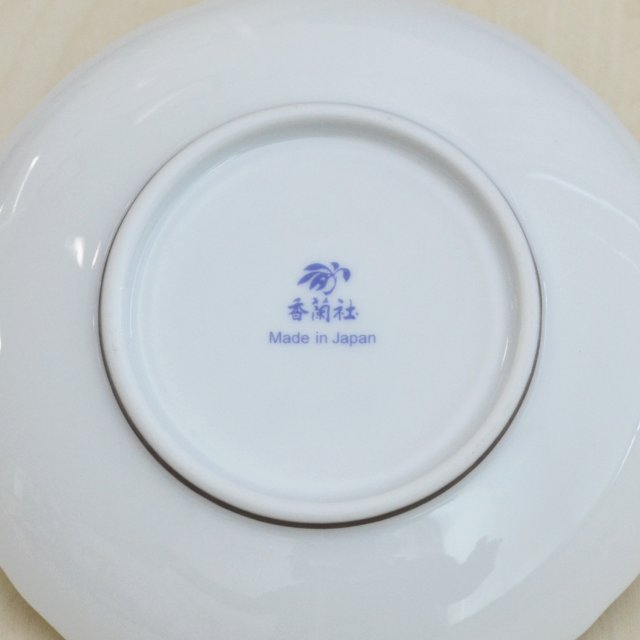 お皿の裏側には香蘭社のマークがあります。高台には茶色のラインがあります。
