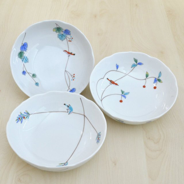 5つの鉢にはそれぞれに違ったデザインがあります。左上：ツタ　左下：マキ　右ビナンカズラ　です。