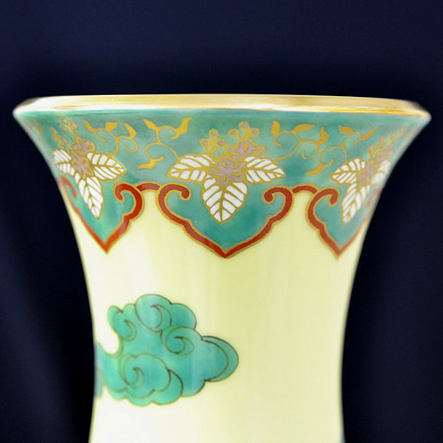 花瓶の縁周りには桐のデザイン