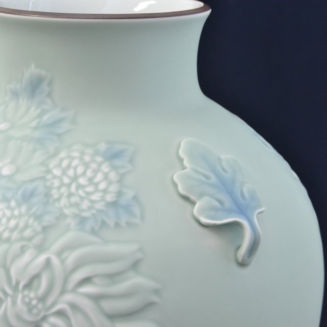 青磁暘刻菊の舞）花瓶«花瓶|有田焼の老舗 香蘭社