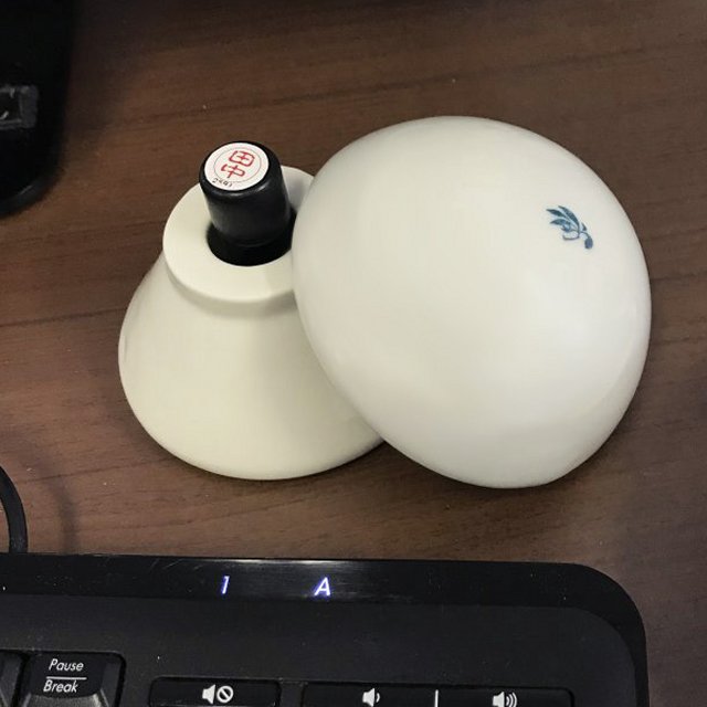 長さ5センチくらいの印鑑を入れて机の上に置いてみました。使わないときは蓋をして可愛い形状を楽しんでいます。重さを生かしたペーパーウェイトや雨風に負けない碍子は並べてガーデニングの飾りなどにもいいですね。