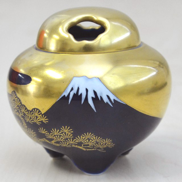 富士絵のアップです。堂々と描かれた富士山と金彩の輝きは小さくても存在感のある香炉です。
