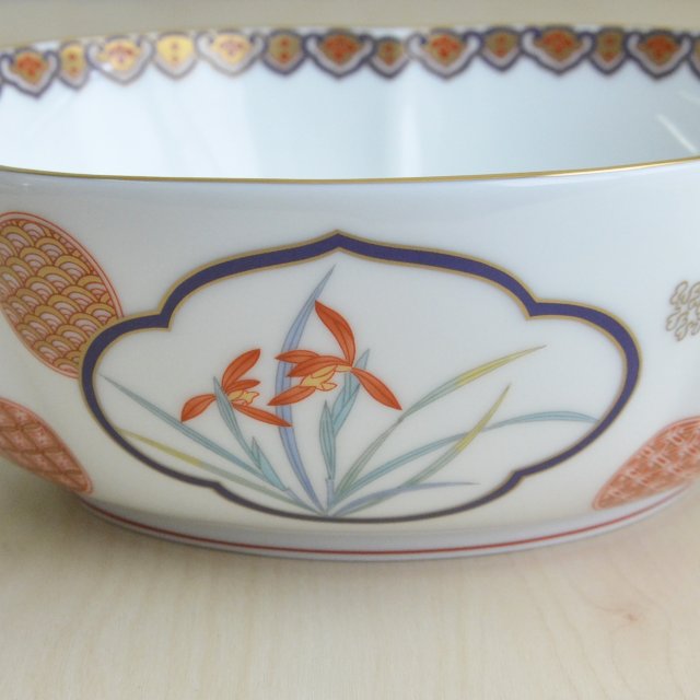 鉢の側面には　伸びやかに美しく描かれた蘭デザインです。