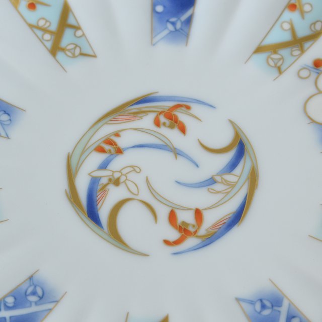 お皿の中央のデザインのアップです。しなやかな蘭が円状に描かれています。