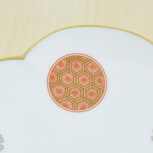 亀甲丸紋のアップです。長寿の吉祥文として親しまれているデザインです。お皿の縁にも金彩がまかれ華やかです。