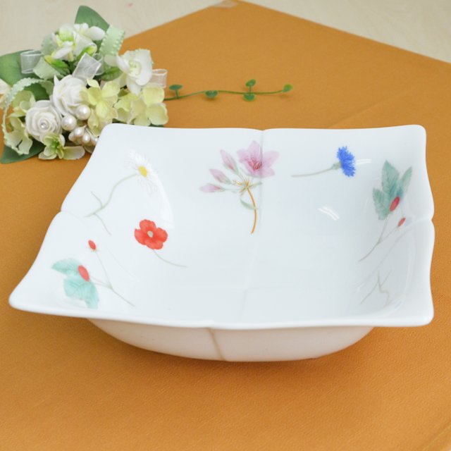 フローラルのデザインの角深鉢です。縦が約20cm、横も約20cm、高さは約6cmです。カラフルな可愛らしいデザインが入れるお料理を楽しく彩ります。煮物を入れたりサラダを入れたりするのにいいですね。菓子鉢としてもお使いいただけます。レンジも対応しております。