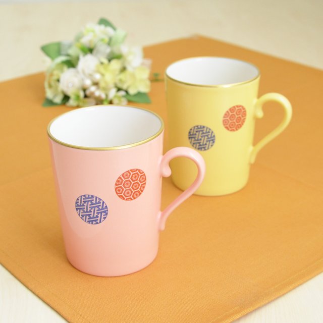 色絵丸紋のデザインのカラフルなペアマグカップです。口径は約7.5cm、高さが約9.5cm 満水時の容量は約300ccあります。縁は金彩がまかれており、かわいらしさの中に華やかさもあります。ペアのお品ですので、大切な方とお揃いでお使いいただけます。電子レンジはお使いいただけません。