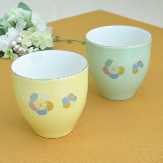 どんぶりと同じデザイン、薫りこまちのペアフリーカップです。たっぷり入るサイズがうれしいですね。口径は約9cm、高さは約9cmあります。容量は満水で350cc程あります。縁には金彩がまかれ華やかです。電子レンジはお使いいただけません。ペアのお品ですので大切な方とおそろいで一緒にお使いいただけますね。