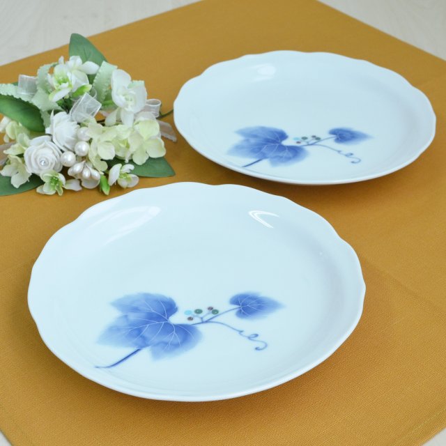 野ぶどうの和皿2枚セットです。径は約19.5cm、高さは約3cm、2枚重ねたときの高さは約4cmあります。縁はわずかに波を打った形状です。優しく柔らかい雰囲気の野ぶどうのデザインは 気持ちを和ませてくれるような器です。毎日つかっても 飽きの来ない食卓になじむお皿2枚セットです。電子レンジはお使いいただけます。