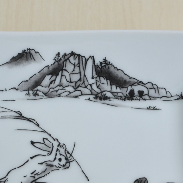 お皿の上の方には　有田の泉山砕石場が描かれています。