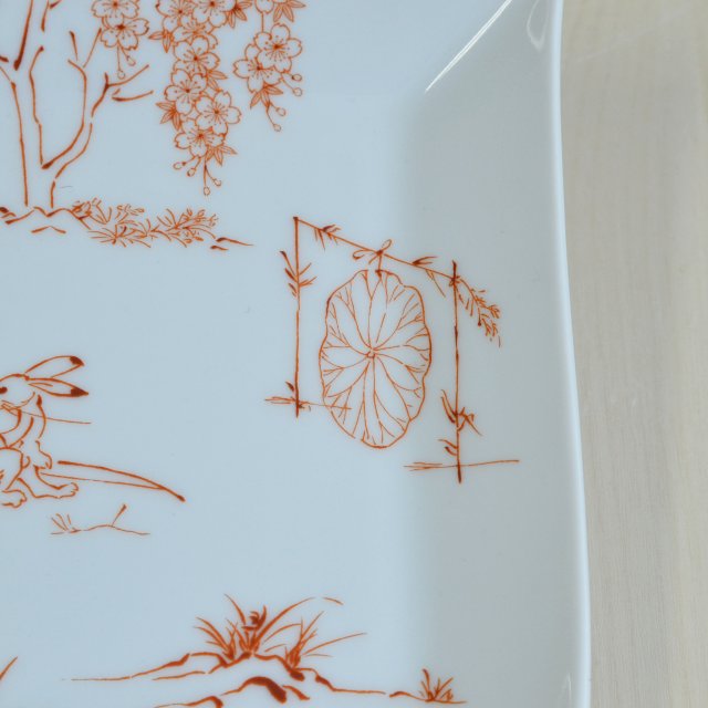蓮の葉の的のデザインです。お皿の下の方には　香蘭社の代表的デザイン”春蘭”が描かれています。