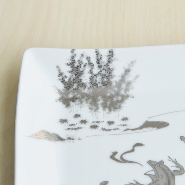 お皿の上部には香蘭社の明治期の図案である”竹林”がデザインされています。