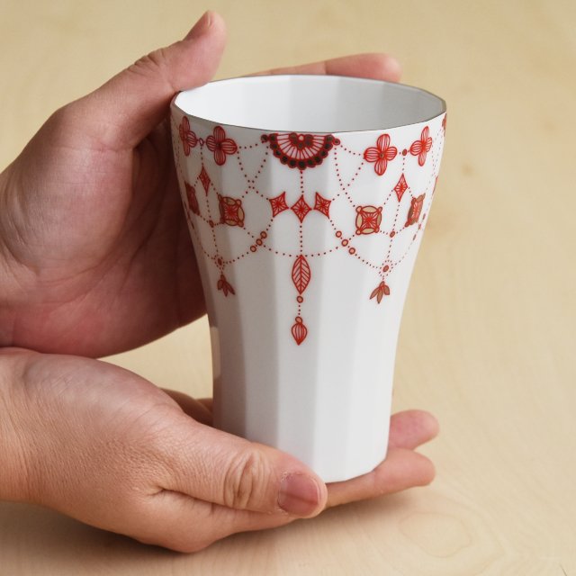 ジュースやお茶を飲むときにはもちろん、お酒などいただくときなどにもいいですね。色々なシーンでお使いいただけます。シャープさと薄さにこだわった形状で16角形になっており、手にしっかりなじみ持ちやすいです。