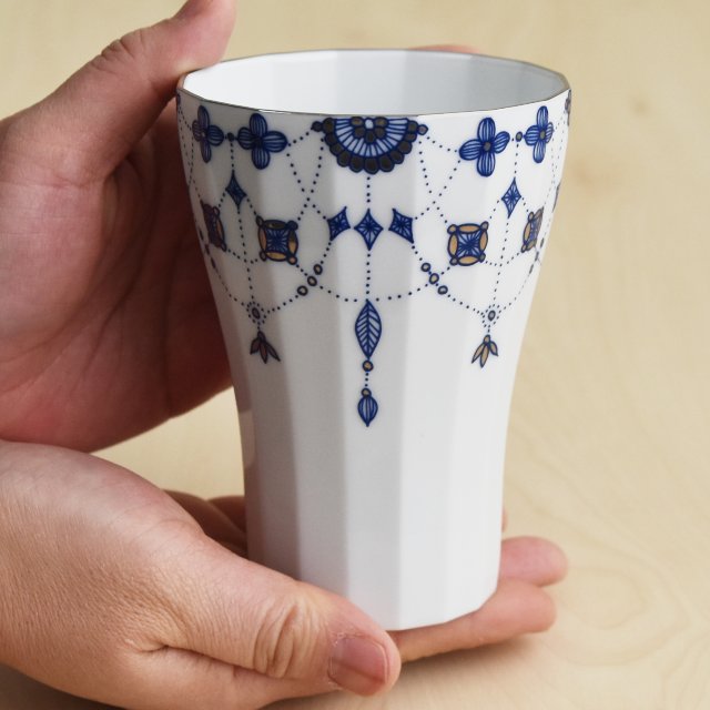 ジュースやお茶を飲むときにはもちろん、お酒などいただくときなどにもいいですね。色々なシーンでお使いいただけます。シャープさと薄さにこだわった形状で16角形になっており、手にしっかりなじみ持ちやすいです。