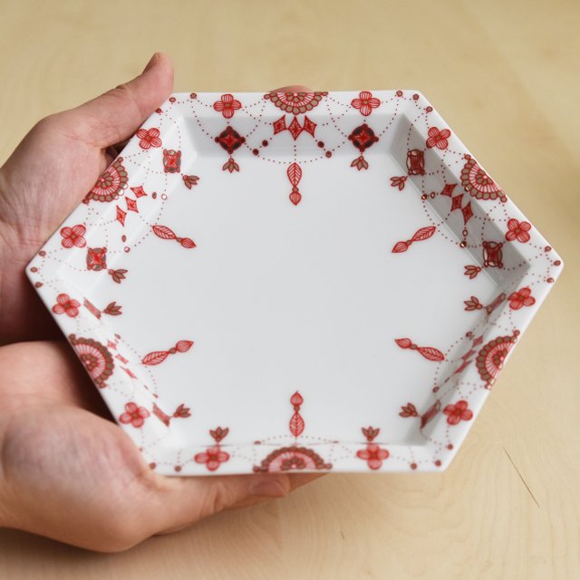 華やかなプラチナと規則的に配された瓔珞文デザインが　お皿に乗せるものを引き立ててくれます。