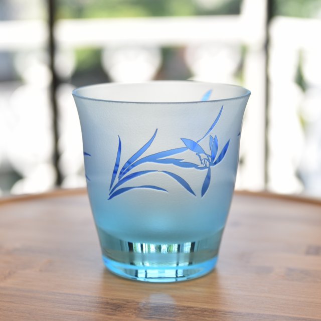 すりガラスに浮かび上がる藍色の蘭の美しさが魅力的です。