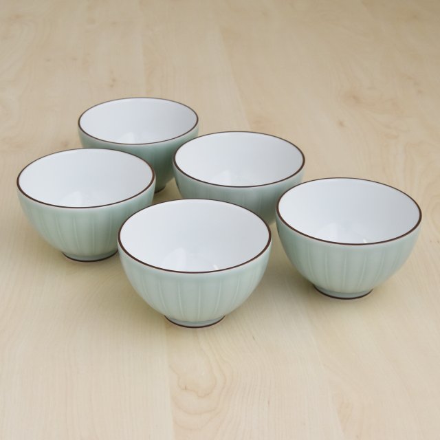 優しい色合いのシンプルな 彫文青磁小鉢5個セットです。鉢の外側には綺麗な縦のラインがレリーフされていてとてもすっきりと綺麗です。サイズは径9.5cm高さ6cm 5個重ねたときの高さは14cm程あります。