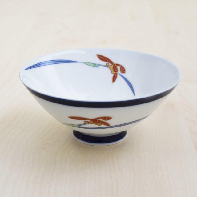 深鉢と一緒におそろいでお使いいただけるご飯茶碗です。美しい白磁に上品な色合いのルリ色のラインがとても綺麗です。飯碗の内側と外側に一つずつ蘭のデザインがあります。径は12cm 高さは5.5cmあります。こちらが2点入ります。
