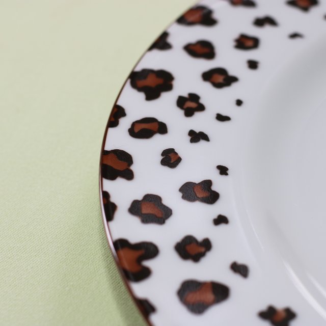 お皿のリムの部分は綺麗なレオパードのデザインで幅が約4センチ程あります。