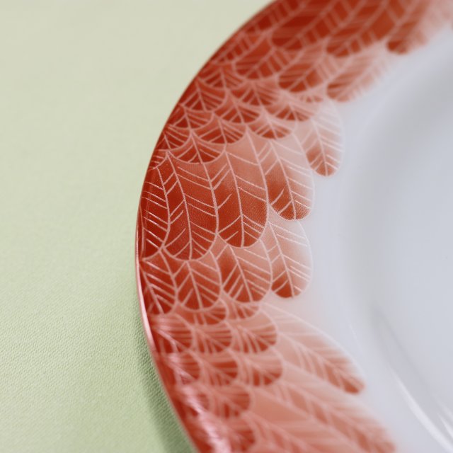 お皿のリムの部分は綺麗なフラミンゴのデザインで幅が約4センチ程あります。