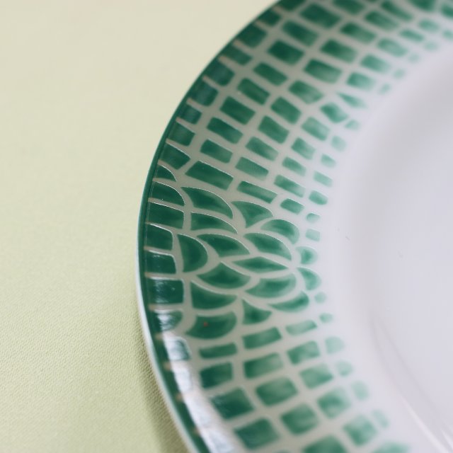 お皿のリムの部分は綺麗なクロコダイルのデザインで幅が約4センチ程あります。