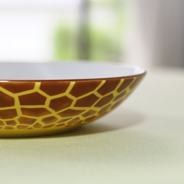 お皿の周り部分はジラフのデザインがあります。