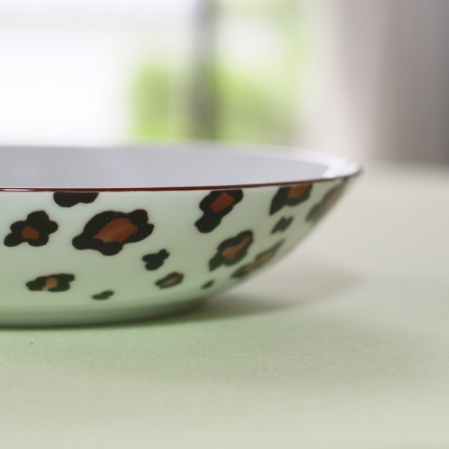 お皿の周り部分はレオパードのデザインがあります。