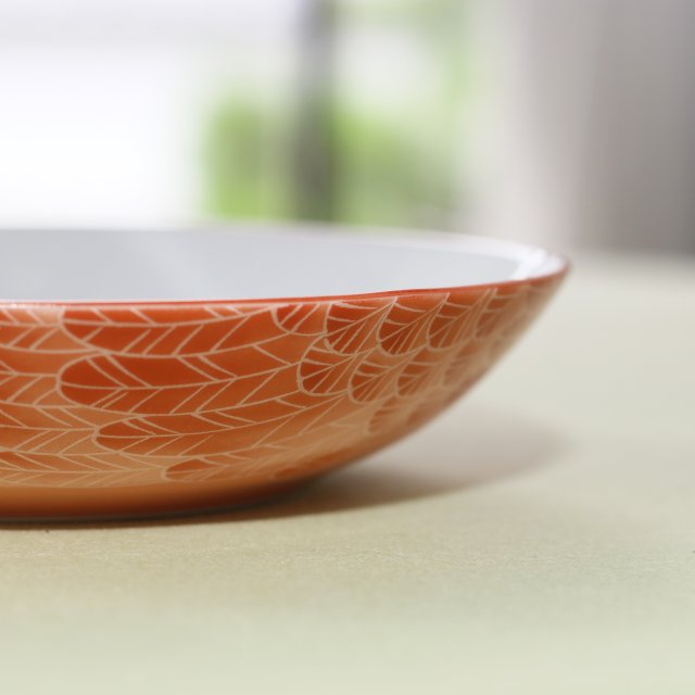 お皿の周り部分はフラミンゴのデザインがあります。