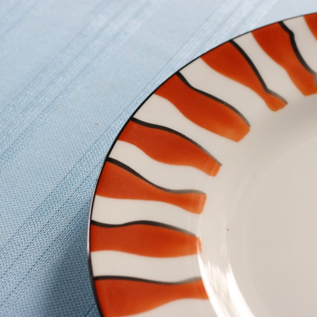 お皿のリムの部分は綺麗なクマノミ柄のデザインで幅が約3.5センチ程あります。