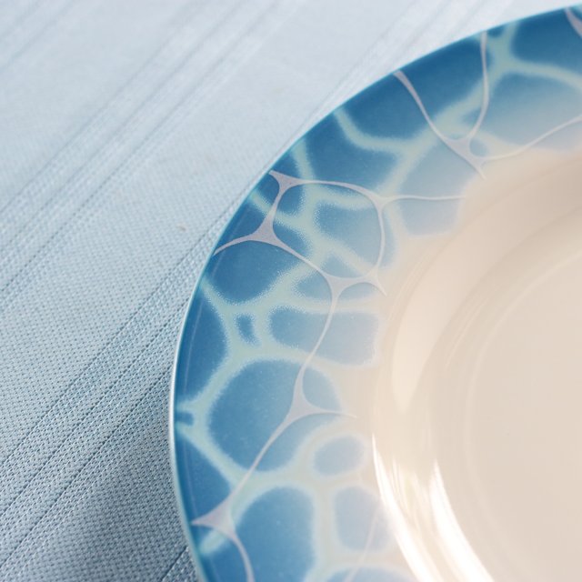 お皿のリムの部分は綺麗な水面のデザインで幅が約3.5センチ程あります。