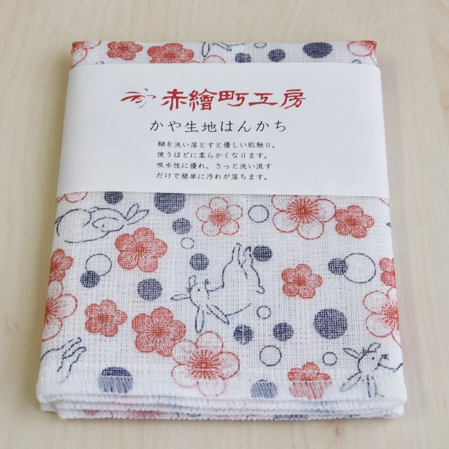 うさぎの柄のかや生地はんかちです。表は綿100%、裏はレーヨン100%で日本製です。大きさは30*26cmくらいの大きさです。生地を織る製法上糸に糊付けをしていますが、初回糊を洗い落としていただくと繊維が収縮し独特の柔らかい風合いが出ます。とても肌触り良くお使いいただけます。