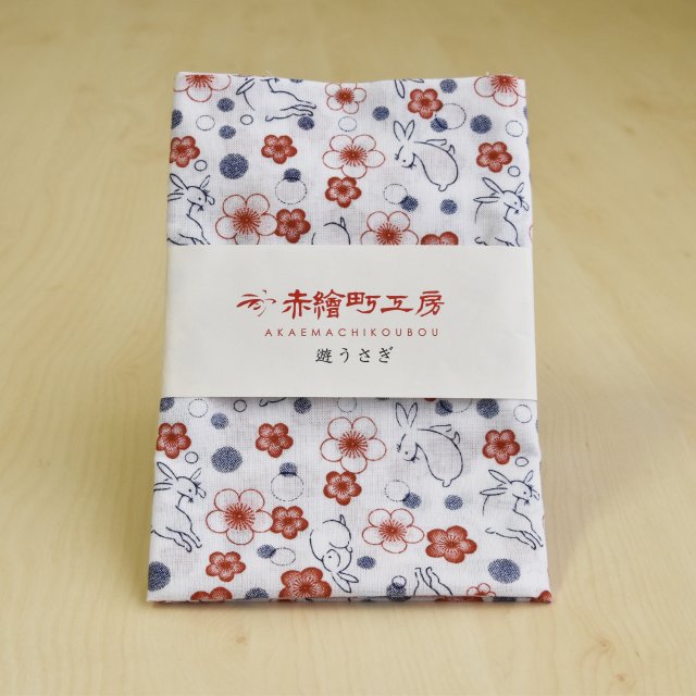 うさぎの柄のてぬぐいです。綿100%で日本製です。サイズは34.5*87.5cm程あります。和柄がとても可愛らしく吸水性に優れ優しい肌触りですので、汗をふいたり、お風呂で使用されたり、マスクなどを作られる布としても色々なシーンでお使いいただけます。
