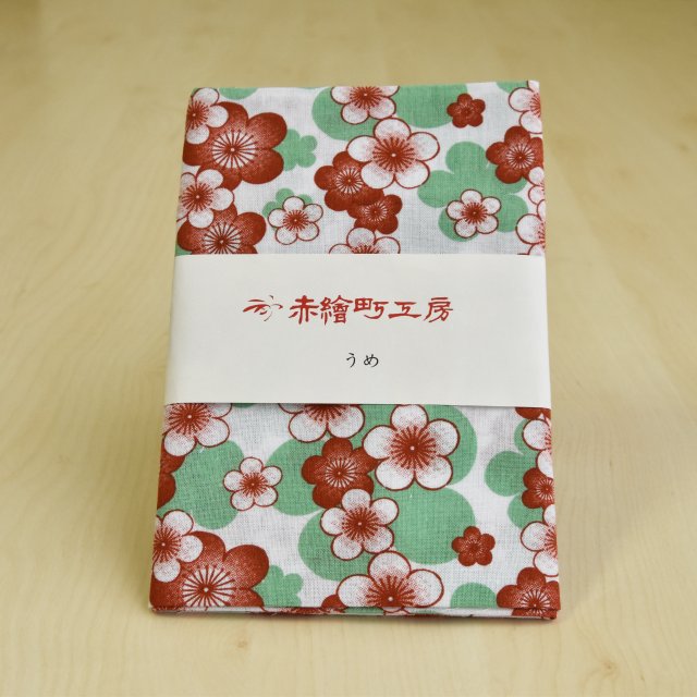 縁起の良い梅の柄のてぬぐいです。綿100%で日本製です。サイズは34.5*87.5cm程あります。和柄がとても可愛らしく吸水性に優れ優しい肌触りですので、汗をふいたり、お風呂で使用されたり、マスクなどを作られる布としても色々なシーンでお使いいただけます。