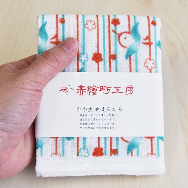 青い千鳥の柄のかや生地はんかちです。表は綿100%、裏はレーヨン100%で日本製です。大きさは30*26cmくらいの大きさです。生地を織る製法上糸に糊付けをしていますが、初回糊を洗い落としていただくと繊維が収縮し独特の柔らかい風合いが出ます。とても肌触り良くお使いいただけます。