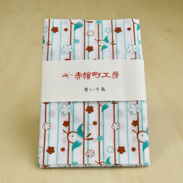 青い千鳥の柄のてぬぐいです。綿100%で日本製です。サイズは34.5*87.5cm程あります。和柄がとても可愛らしく吸水性に優れ優しい肌触りですので、汗をふいたり、お風呂で使用されたり、マスクなどを作られる布としても色々なシーンでお使いいただけます。